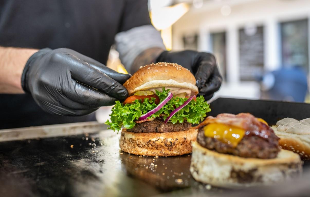 Hamburger gourmet avec pain artisanal et garniture dorée